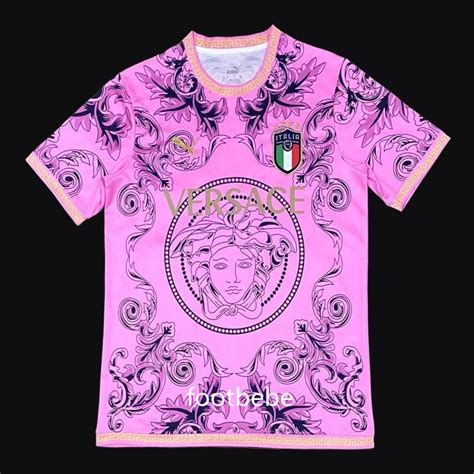 Italie x Versace Concept Rose 2023/2024 – MaillotdeFoot store.